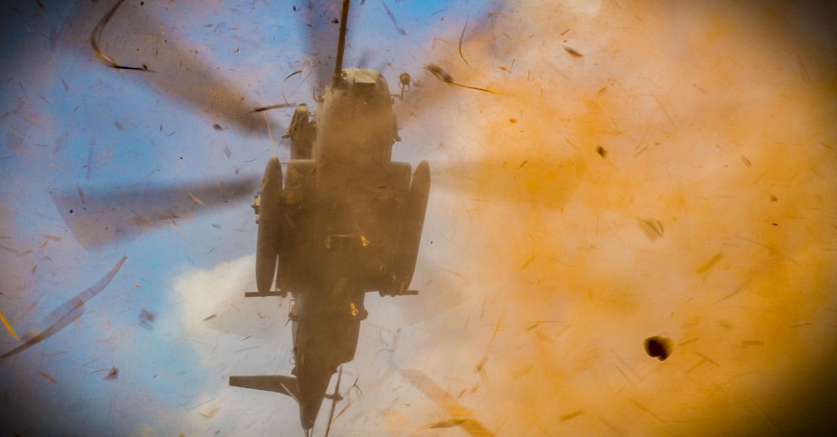 CH-53E_A CH-53E Super Stallion flies towards an M777 Howitzer