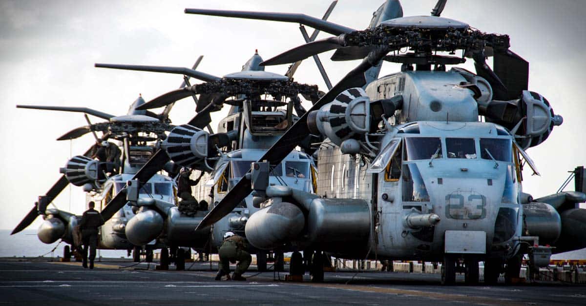 CH-53E_CH-53E Super Stallions disembark