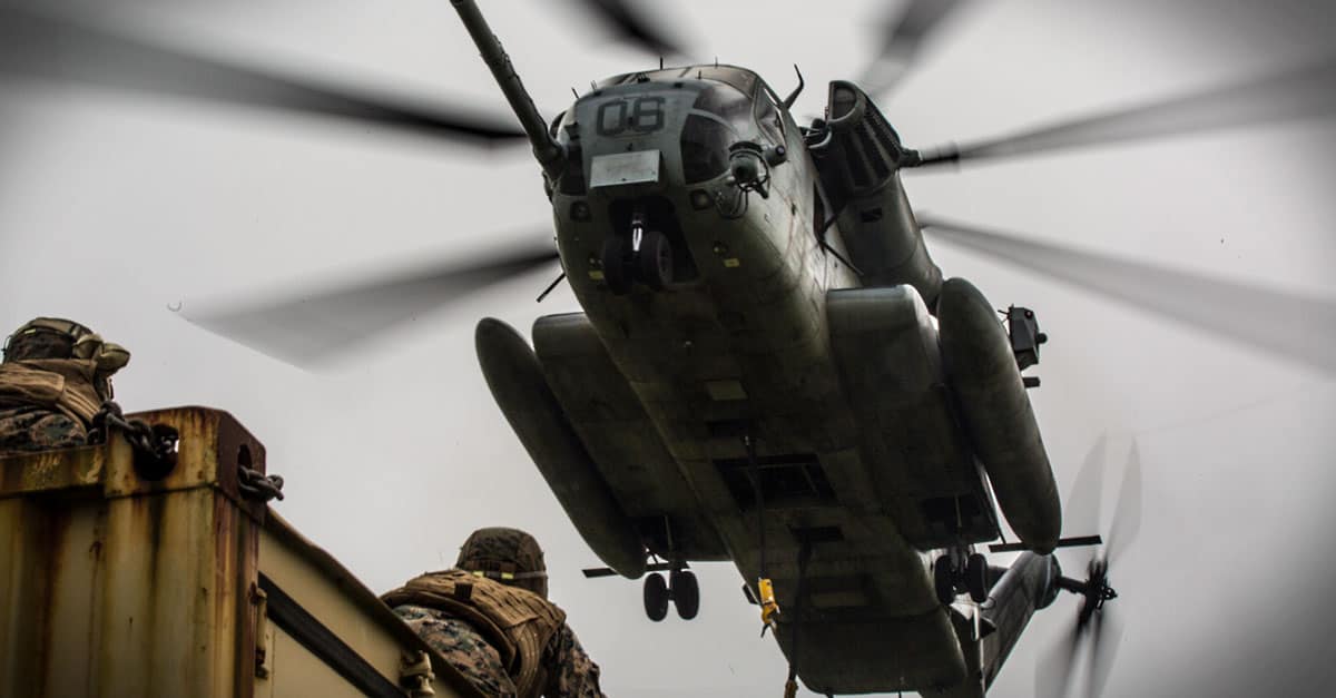 CH-53E_CH-53E hovers above a landing support specialist