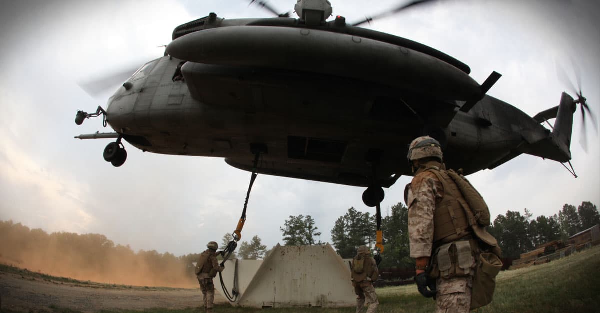 CH-53E_Landing support specialists connect a target to a CH-53E Super Stallion Helicopter