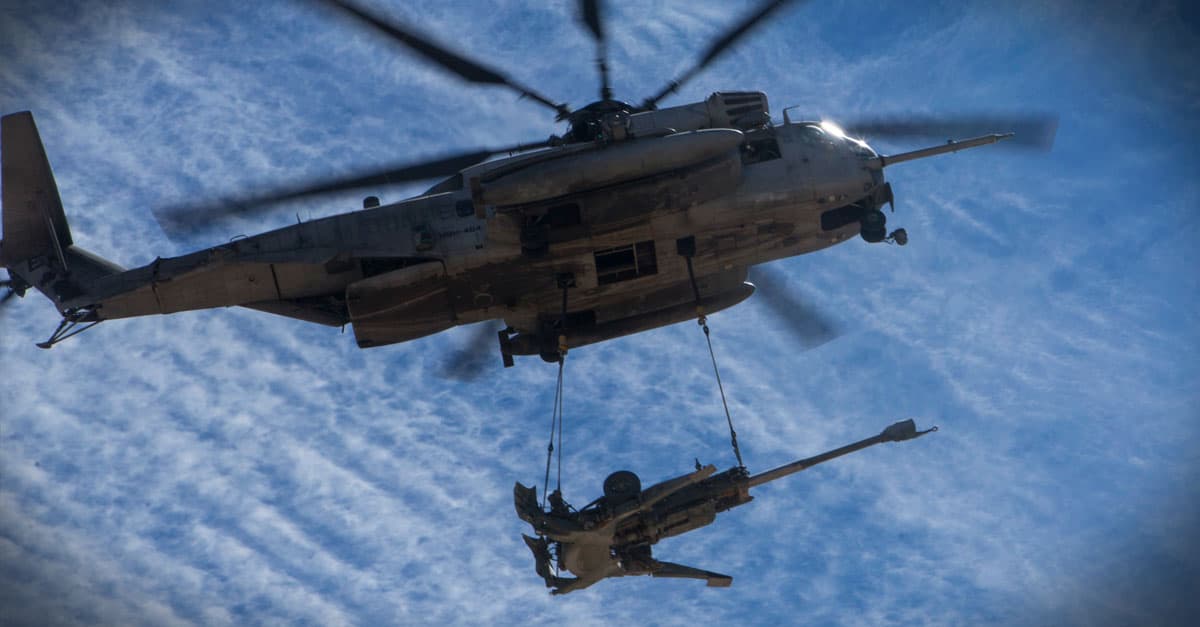 CH-53E_Marines conduct an external lift during a CH-53 day battle drill in support