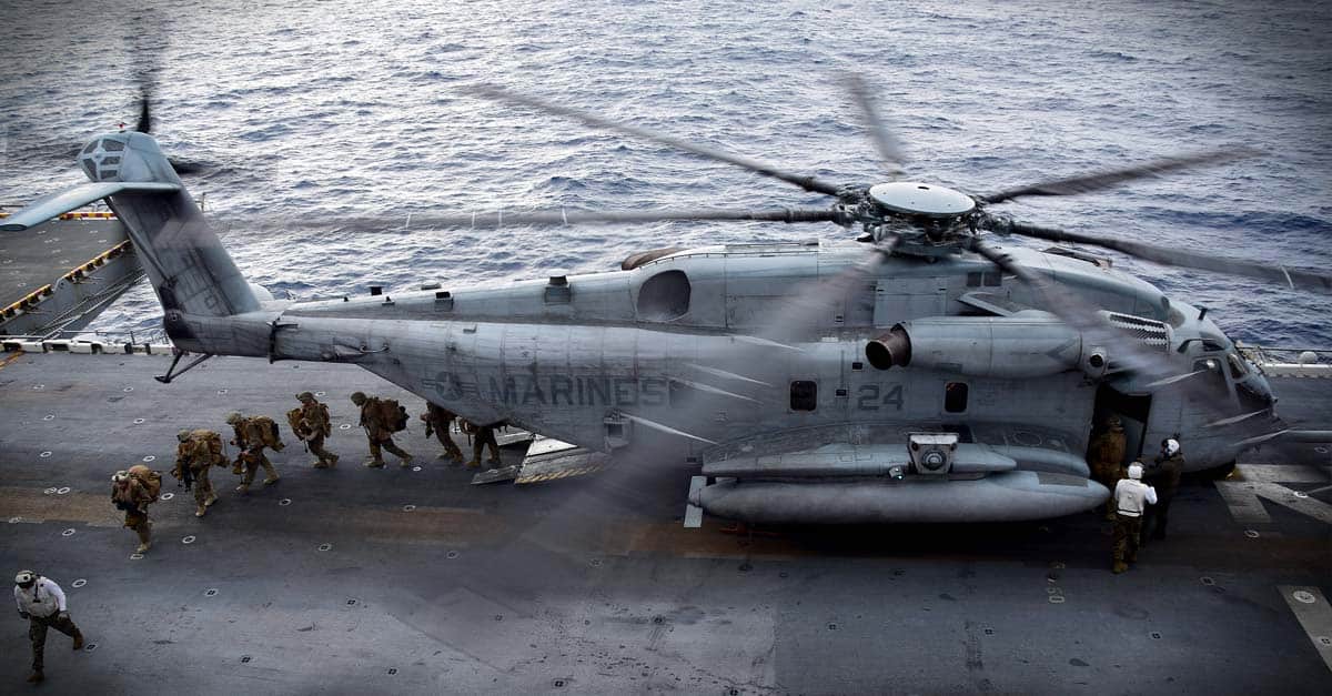 CH-53E_Marines exit a CH-53E Sea Stallion