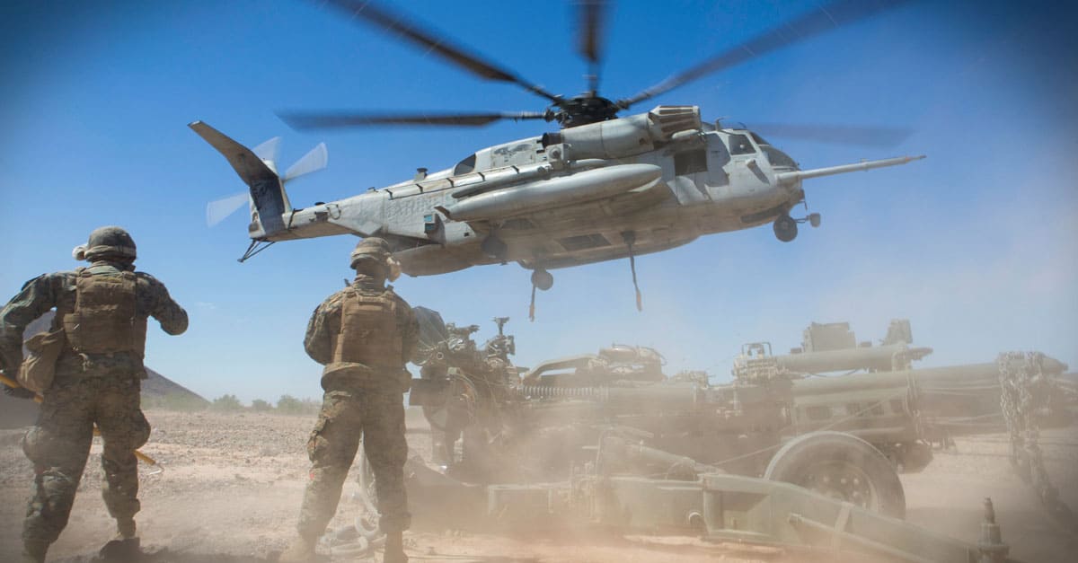 CH-53E_Marines prepar to connect a 155mm Howitzer to a CH-53E Super Stallion