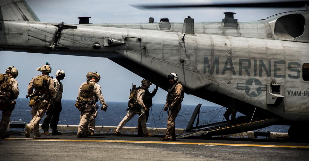 CH-53E_U.S. Marines load into a CH-53E Super Stallion