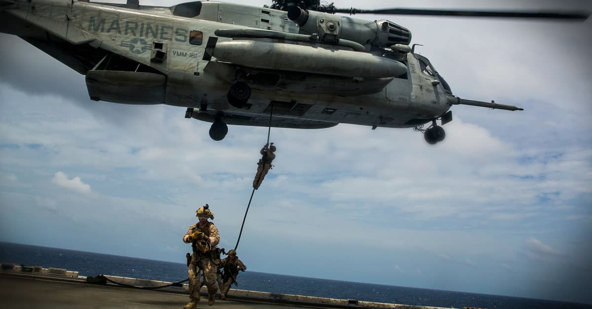CH-53E_U.S. Marines wit fast-rope out of a CH-53E Super Stallion onto the flight deck of the USS Essex (LHD 2)