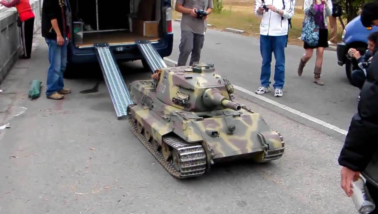 loading-big-rc-tank-14-scale-wit