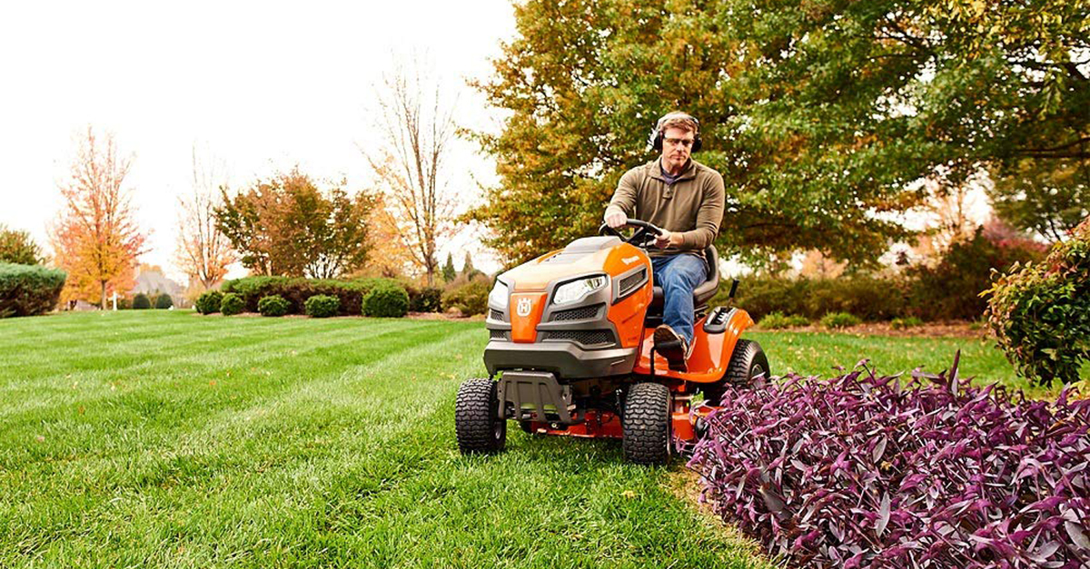 Husqvarna YTH18542 42 in 18.5 HP Briggs & Stratton Hydrostatic Riding Mower